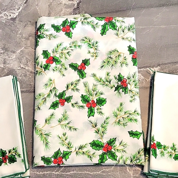 VINTAGE CHRISTMAS TABLECLOTH W/NPKS - Picture 4 of 5